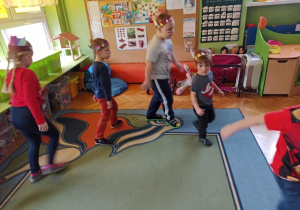 Dzieci tańczą indiański taniec.